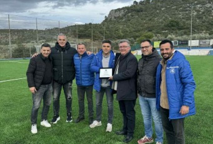 Τιμητική πλακέτα στον Δήμαρχο Κορινθίων από τον Α.Π.Σ. Τενεάτης Αθικίων για τα έργα στο Δημοτικό Γήπεδο